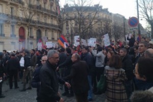 Փարիզում հայ երիտասարդները հանրահավաք են կազմակերպել Ադրբեջանի 
դեսպանատան առջեւ
