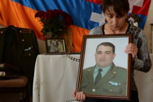 «Ուզում էի նրան գոնե մեկ անգամ էլ տեսնել, մեկ անգամ էլ դիպչել»,- ասում է փոխգնդապետ Գրիգորյանի կինը