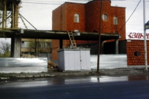 Երևանի քաղաքապետարանն օտարել է գազատարով ու էլեկտրական մալուխներով 
ծանրաբեռնված հողը, հետն էլ՝ շինթույլտվություն տվել