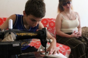 13-летний мальчик печет хлеб, пироги, готовит обед, шьет и мечтает о том, чтобы мать начала 
видеть
