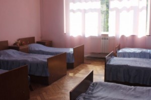 Число воспитанников в капанском Центре по уходу за детьми сократилось: основная проблема – 
обязательная ночевка