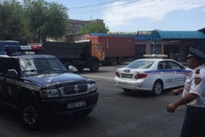 Полиция перекрыла дорогу к отделению полиции столичного округа Эребуни (фото и видео)