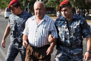 Находящихся на улице Хоренаци граждан подвергают приводу