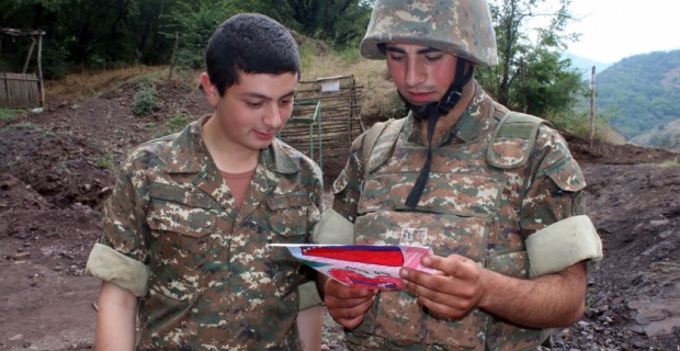 В Арцахе солдаты получили письма от армянских школьников из Калифорнии (фото)
