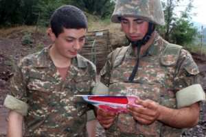 В Арцахе солдаты получили письма от армянских школьников из Калифорнии (фото)