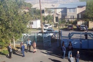 Կուտակումներ Գառնիի 27/1 ընտրատեղամասի մոտ