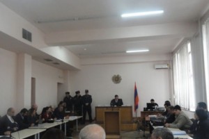 Զինված խմբի գործով նիստը հետաձգվեց. Վահան Շիրխանյանը հայտարարել է, թե ի 
վիճակի չէ առանց պատգարակի դատարան ներկայանալ