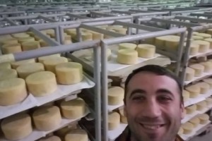 Фермера, помогавшего чамбаракцам реализовать сыр, “обвиняют” в нанесении ущерба 
государству