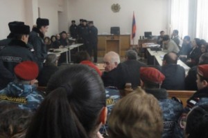Դատարանն առաջարկեց դատավարական կարգի խախտմամբ շարունակել զինված 
խմբի գործով դատական նիստը
