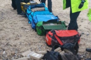 Beach Day in England: Beachgoers Find Colorful Gym Bags With Cocaine Worth US$ 50 Million
