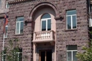 Պատռել են Տիգրան Ուրիխանյանի քարոզչական պաստառները