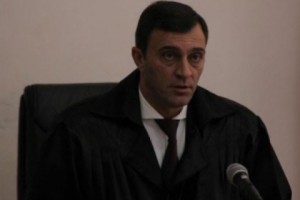 Զինված խմբի գործով դատավորը հակասեց իր կողմից նախկինում հայտնած դիրքորոշմանն ու քննարկեց դատախազի միջնորդությունը