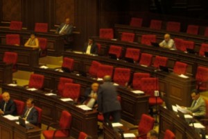 Заседание парламента не началось из-за отсутствия кворума