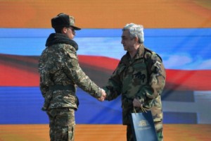 Президент вручил высокие государственные награды отличившимся на боевом дежурстве 
военнослужащим
