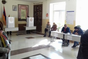 Չարենցավանի 27/07 տեղամասում ընտրությունները ընթանում են դասական երաժշտության ներքո