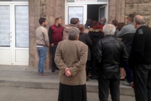 Երևանի թիվ 3/29 ընտրատեղամասի ներսում և դրսում մարդաշատ է