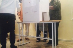 Трое граждан у одной избирательной кабинки