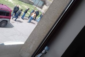 Неизвестные лица крутятся вокруг избирательного участка и "беседуют" с избирателями