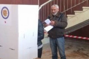 Դիտորդներն օգնում են հանձնաժողովի անդամներին
