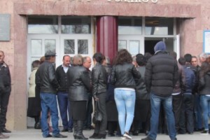 Женщина с красной авторучкой и избирательница, захватившия с собой неиспользованные 
бюллетени