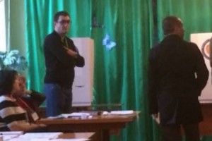 На избирательном участке 2/53 зафиксированы случаи голосования принесенными избирателями 
ручками