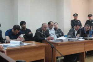 Նուբարաշենի խճուղում սպանված 58-ամյա Եղիշե Խաչատրյանի կինը շիշ նետեց ամբաստանյալներից մեկի վրա