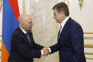 Վարչապետը և Արգենտինայի դեսպանը քննարկել են տնտեսական կապերի զարգացմանը 
վերաբերող հարցեր

