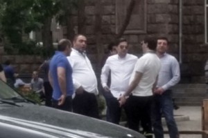 Կենտրոն վարչական շրջանում մի  խումբ անձինք չեն հեռանում իրար մոտ գտնվող 
ընտրատեղամասերի տարածքից