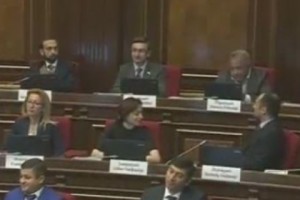 Депутаты от блока “Выход” вошли в зал заседаний НС после ухода Сержа Саргсяна