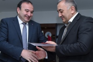 ԿԳՆ հուշամեդալ`  Ֆրանսիական համալսարանի ներկայացուցիչներին