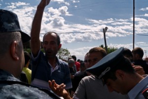 Կարկուտից տուժածները Մրգաստանում ճանապարհ են փակել
