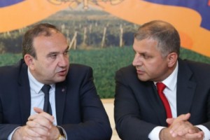 Armenian Education Minister Talks Chess with Provincial School Principals