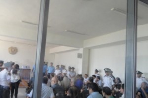 ՊՊԾ գնդի գրավման գործը շարունակվում է 2 սպանության մեղադրանքով ամբաստանյալի 
փաստաբանի բացակայությամբ