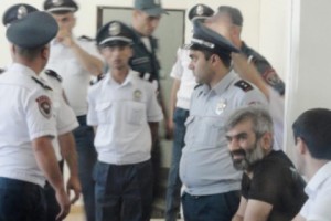 Փաստաբան․ «Ավան և Նոր Նորքի դատարանի նկուղային հարկում ծեծի է ենթարկվել 
Արայիկ Խանդոյանը»