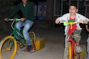 Детский парк в Веди освещается путем кручения велосипедных педалей
