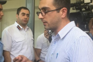 Փաստաբան Դավիթ Գյուրջյանին արգելեցին ջրի շշով մտնել նիստերի դահլիճ