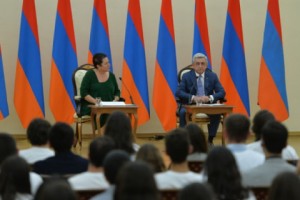 Սերժ Սարգսյանը հանդիպում է ունեցել «Լույս» հիմնադրամի կրթաթոշակառուների հետ