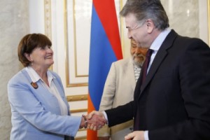 Премьер-министр принял возглавляемую Керолайн Кокс делегацию
