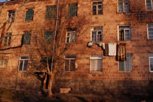 Проживающие в здании бывшего интерната беженцы и необеспеченные семьи получат квартиры