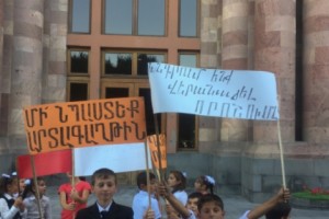 Школьники из Пюника провели акцию протеста перед зданием правительства