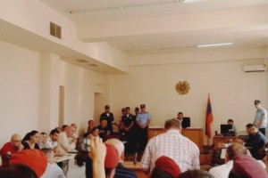 «Կամբատ» խանութից մոտ 2 մլն դրամի համազգեստ, կոշիկ, դիմակ և այլ աքսեսուարներ են գնվել. պատմում է «Նորքի զինված խմբի» գործով վկան