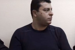 Քրեական հեղինակություն «Նորատուսցի Ալիկ»-ի եղբայրը կարգադրիչի միջոցով դատարանի 
դահլիճից դուրս է կանչել լրագրողին