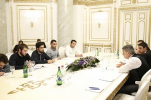 Draft Deferment Issue: Armenian Prime Minister Meets with Protesting University Students