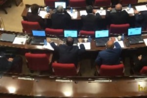 Депутат-республиканец проголосовал за другого члена своей фракции (видео)