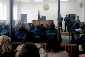 Աշոտ Պետրոսյանը պոկել է պատանդառված Վալերի Օսիպյանի ուսադիրները. ՊՊԾ գնդի 
տարածքում կատարված գործողությունները՝ ըստ մեղադրանքի