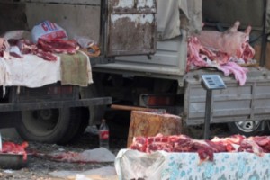 Вдоль автотрассы Эчмиадзин-Ереван и дорог в Армавирской области расположились мясные 
рынки