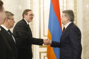 Armenian PM and Russian Ambassador Discuss Expanding Economic Relations