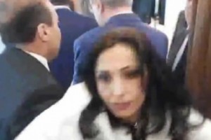 Представители фракции “Страна абрикоса” в совете старейшин мэрии Еревана принесли для 
Тарона Маркаряна канализационную воду