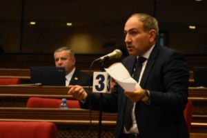 Н.Пашинян – Г.Арутюняну: “Серж Саргсян всерьез говорил о том, что не будет выдвигать свою 
кандидатуру, или в это время скрещивал под столом пальцы?”