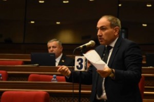 Пашинян – Саркисяну: “А может, там будет написано: Армен Саркисян, президент РА, 
гражданство – Великобритания?”